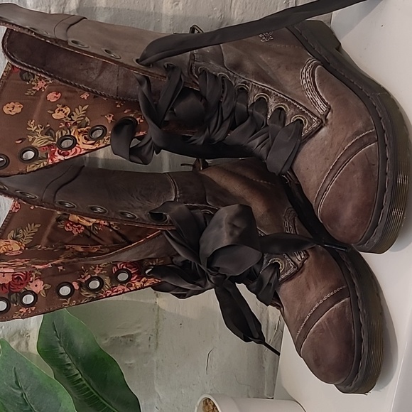Dr. Martens Shoes - Dr. Marten's Triumph Foldover Boots | Size 7